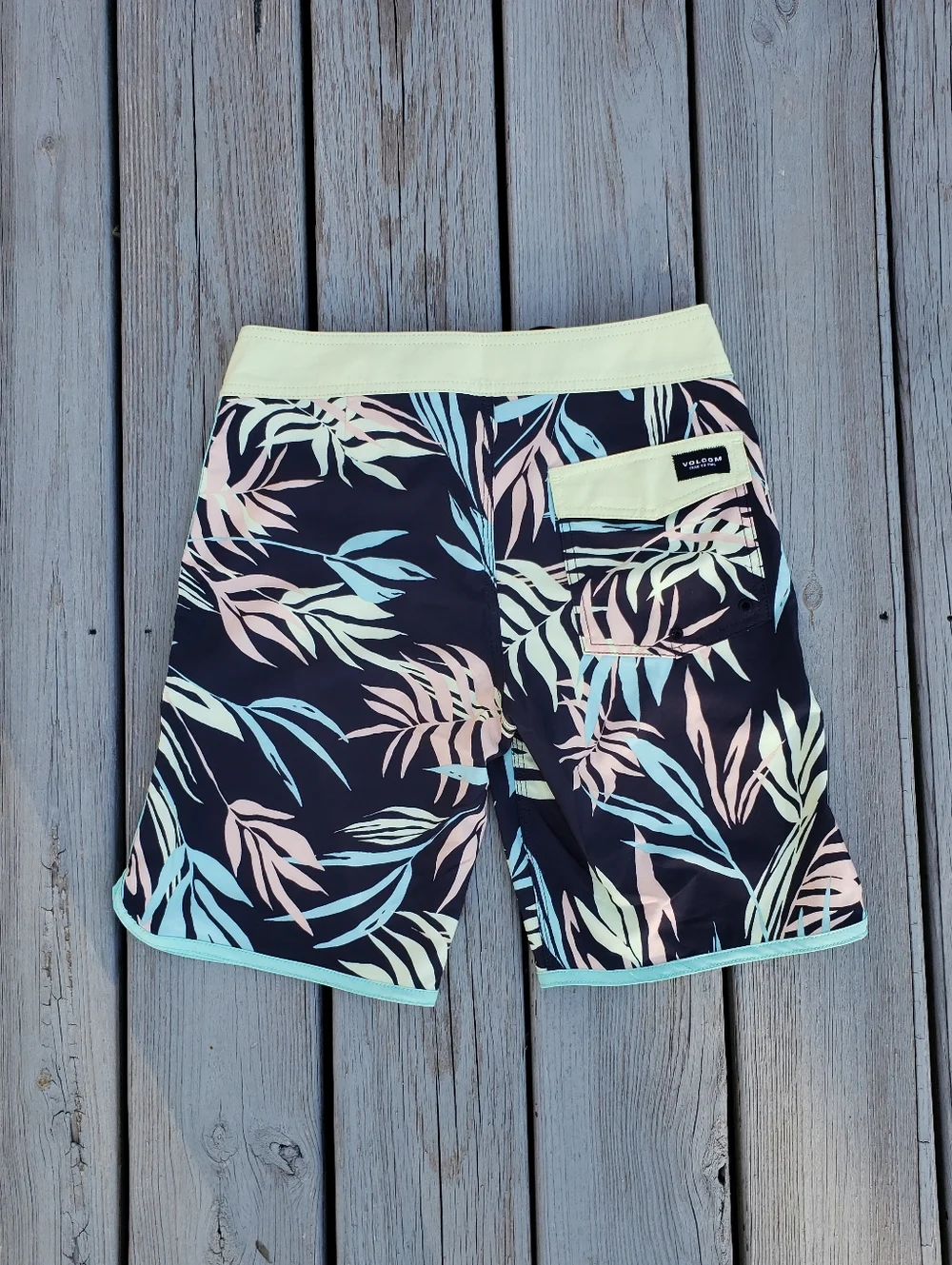 Volcom Bleeding Leaf Mod Board Swim Shorts 18